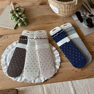 Détail de cinq paires de chaussettes en coton à pois avec bords festonnés style japonais