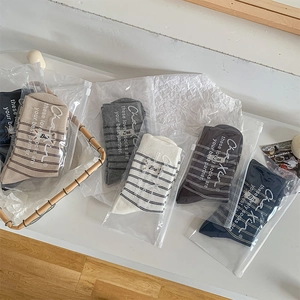 Set di calze a righe multicolore con sacchetti trasparenti a zip e dettagli del logo