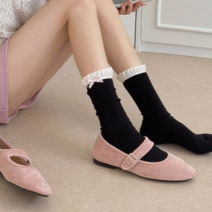 Rosa Mary Jane Schuhe mit schwarzen Spitzensocken und rosa Schleifen im Ballett-Stil