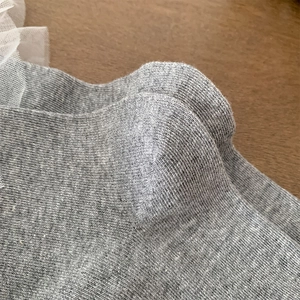 Gros plan détaillé du tricot de coton et de la bordure en dentelle blanche des chaussettes