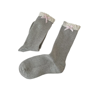 Graue Ballettsocken mit Rippstrick, weißem Spitzenrand und rosa Schleifen