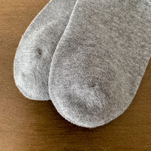 Détail macro de chaussettes en coton gris chiné montrant la pointe sans couture