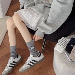Calze a metà polpaccio a righe in cotone con ricamo 'Bee' e sneakers casual