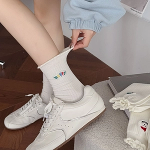 Chaussettes blanches mignonnes avec broderie HAPPY arc-en-ciel et bords ondulés