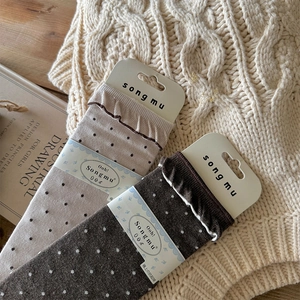 Détails de chaussettes en maille à pois avec bords à volants et finition de haute qualité