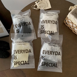 Lot de quatre paires de chaussettes Lolita blanches, noires, beige et grises avec dentelle