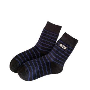 Calze a metà polpaccio in cotone a righe blu scuro con toppa ricamata 'Bee' stile preppy
