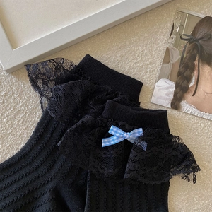 Detail von schwarzen Lolita-Spitzensocken mit feinem Netzbesatz und blau-karierter Schleife