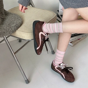 Baskets rétro en daim marron avec rayures roses et lacets marron pour femmes
