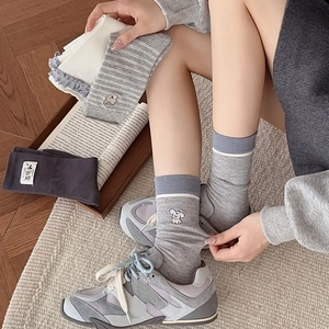 Gros plan détaillé de chaussettes en coton avec broderie de chien mignon et texture douce