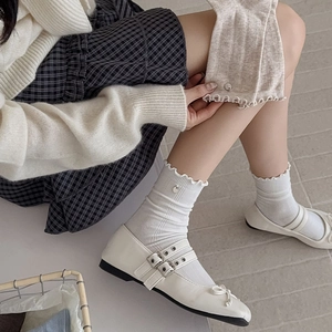 Vintage-Rüschensocken mit Silberperlen und weißen Mary-Jane-Schuhen mit Schnallen