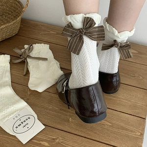 Japanische weiße Stricksocken mit brauner Schleife und Rüschen zu Mary-Jane-Schuhen