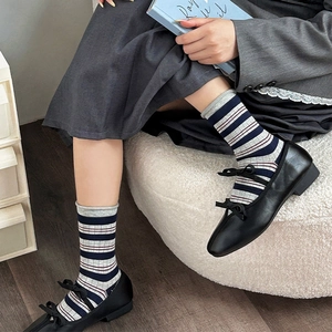 Calze a righe in cotone grigio e blu con scarpe Mary Jane nere con fiocco