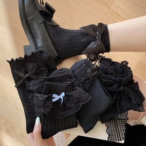 Detail von Lolita schwarzen Socken mit Satinschleifen und eleganten Rüschenkanten