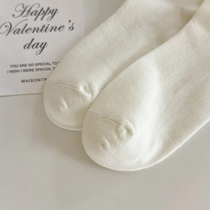 Vue détaillée du tissu en coton doux et des coutures serrées sur chaussettes blanches