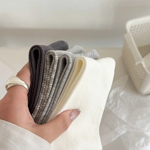 Vue détaillée de chaussettes en coton côtelé doux avec texture verticale et tons neutres