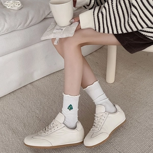 Baskets rétro crème et chaussettes blanches en coton avec broderie de petit arbre vert