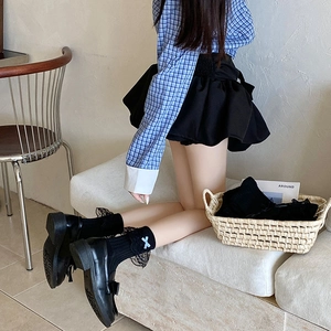 Detail der schwarzen Lolita Spitzensocken mit blauem Kreuzband und Plateau Loafers