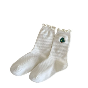 Chaussettes blanches en coton pour femmes avec bordure volantée et broderie sapin