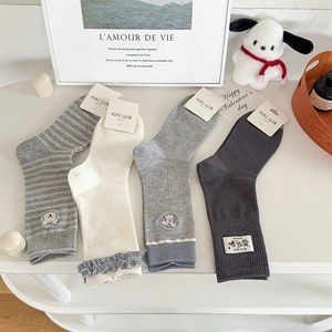Détails de quatre paires de chaussettes japonaises avec broderie chien et motifs à rayures