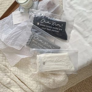 Detailansicht von drei Paar Socken mit Rüschenrand in Einzelhandelsverpackung