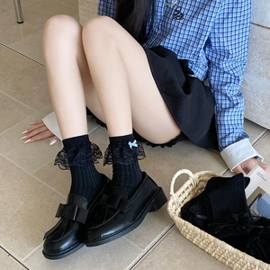 Japanischer Lolita-Stil schwarze Spitzensocken mit hellblauer Schleife und Plateau-Loafern