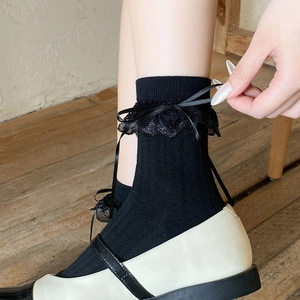 Japanische Lolita Socken in Schwarz mit Spitze, Schleife und eleganten Rüschen am Saum