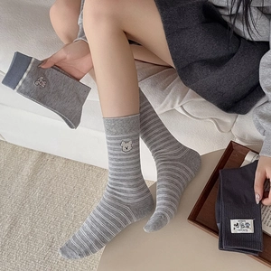 Chaussettes douillettes en coton pour femmes avec broderie ours et rayures tendance