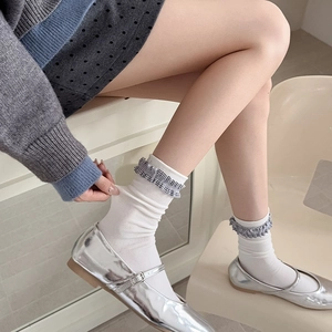 Chaussettes blanches en coton avec bord à volants vichy et chaussures Mary Jane