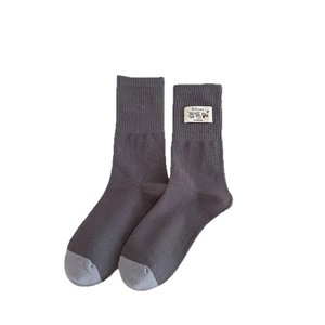 Chaussettes rayées gris foncé style japonais avec broderie cartoon et texture tricot