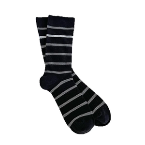 Chaussettes mi-mollet noires à rayures grises et blanches avec texture côtelée