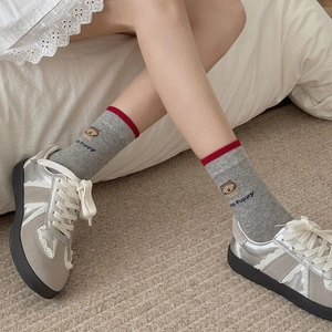 Calze carine stile giapponese con ricamo a forma di cane in grigio e bordo rosso a contrasto