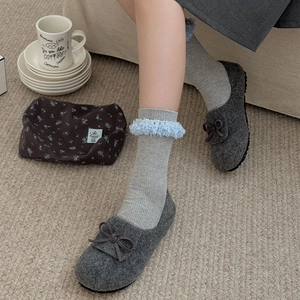 Damen Socken in Grau mit blauem Fransenrand und passenden Filz-Schleifen-Slippern