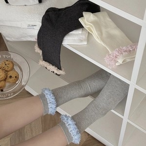 Detailansicht der gerippten Baumwollsocken mit süßem buntem Quasten-Spitzenbesatz-Design
