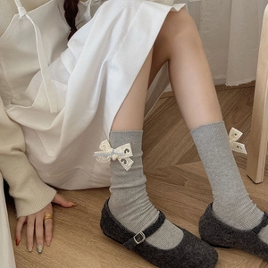 Chaussettes mi-hautes grises en maille côtelée avec nœud en dentelle blanche femme