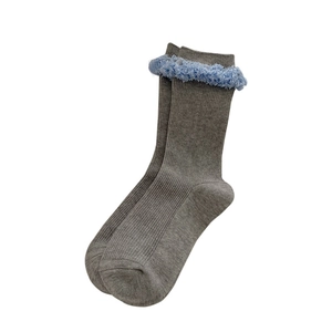 Graue gerippte Socken mit hellblauen Fransen und süßem Rüschendesign für Damen