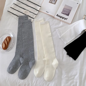 Détail à plat de chaussettes hautes en gris, beige et noir pour uniformes scolaires