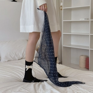 Chaussettes blanches style français avec motif cœur et nœud doux dans un cadre cosy