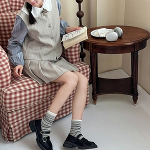Preppy-Stil grau gestreifte Socken kombiniert mit schwarzen Loafern und Faltenrock