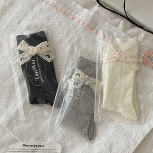 Lot de trois paires de chaussettes en tricot avec nœuds en dentelle, crème et gris