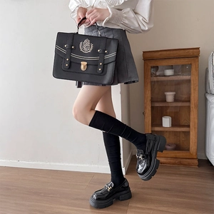 Mocassins noirs de style anglais avec boucle dorée et chaussettes hautes assorties d'école