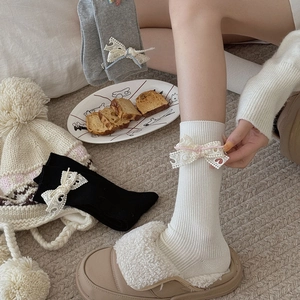 Chaussettes style français avec nœud en dentelle et motifs de cœurs évidés en trois tons