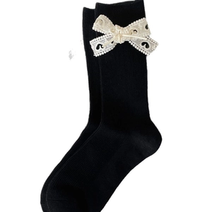 Chaussettes hautes tricotées style français avec nœud en dentelle crème et cœur ajouré