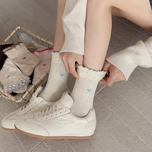 Chaussettes mi-hautes crème à broderie cœur bleu avec bordure à volants au style doux