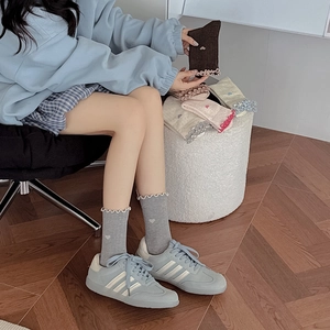 Détail de chaussettes en coton pour femmes avec broderie cœur et bords à volants doux