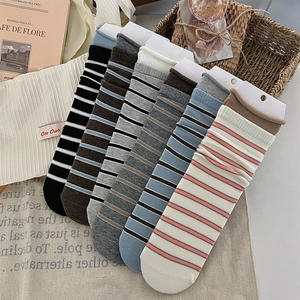 Details von sechs Paar gestreiften Baumwollsocken mit Rollrand in verschiedenen Farben
