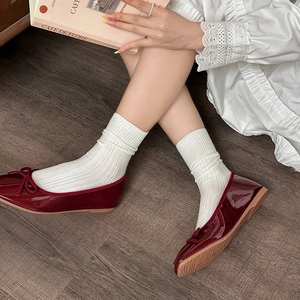 Ballerines en cuir verni rouge foncé avec nœud élégant et chaussettes blanches