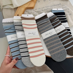 Detailset aus sechs Paaren gestreiften Baumwollsocken mit minimalistischer Verpackung