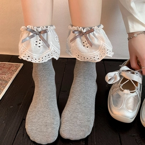 Chaussettes grises style Lolita avec dentelle blanche et un joli nœud en ruban