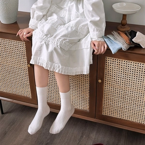 Gros plan sur des chaussettes en coton côtelé en bleu, gris et caramel pour femme